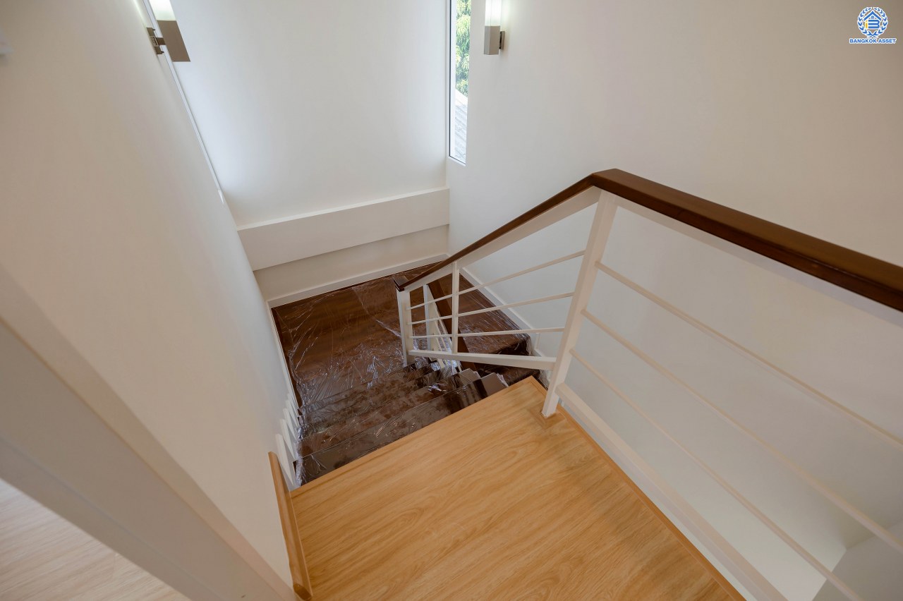 บ้านมือสองตกแต่งใหม่ แบรนด์ Sansiri โครงการ ฮาบิเทีย บางใหญ่ หลังมุม เนื้อที่ 107.3 ตร.ว. พื้นที่ใช้สอย 156.7 ตร.ม. ฟังก์ชัน 3 ห้องนอน 3 ห้องน้ำ จอดรถได้ 4 คัน บนทำเลเดินทางสะดวก เชื่อมสู่ย่านใจกลางเมืองได้อย่างรวดเร็ว ใกล้เซ็นทรัลเวสต์เกต และรถไฟฟ้าสายสีม่วง "สถานีคลองบางไผ่"